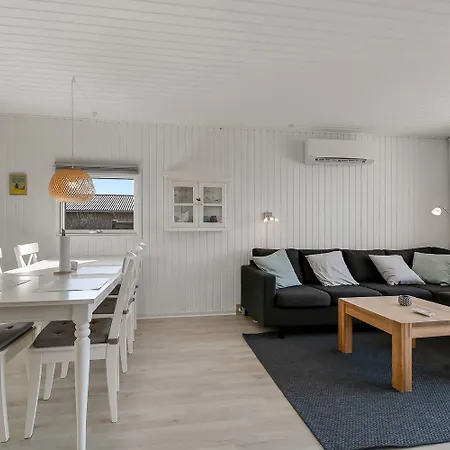 I Vejlby Klit Taet Pa Vesterhavet Sj144 *