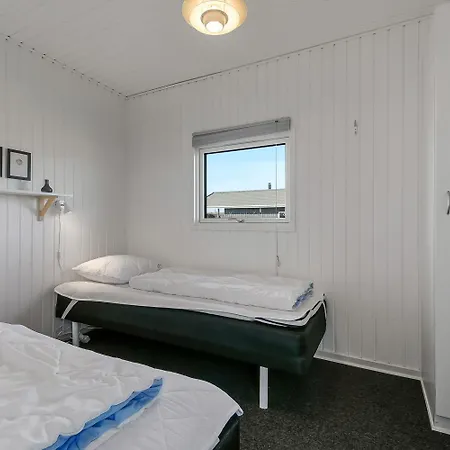 I Vejlby Klit Taet Pa Vesterhavet Sj144 *